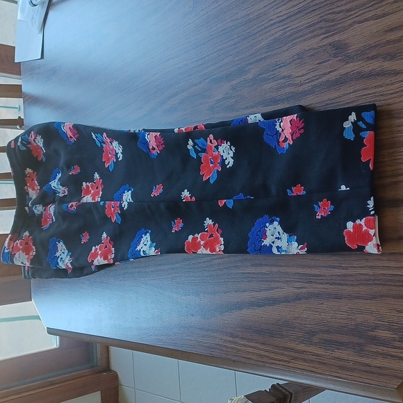 Vince Camuto Red Blue Floral Skinny Black Pants, front pockets, Sz 8 - Picture 4 of 5